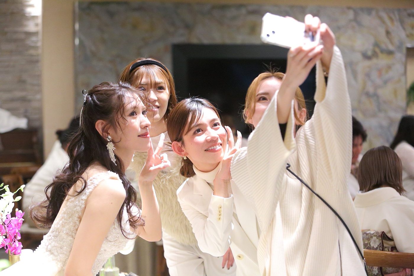 ゲストと笑顔で乾杯する新郎新婦。居酒屋スタイルの事例へ