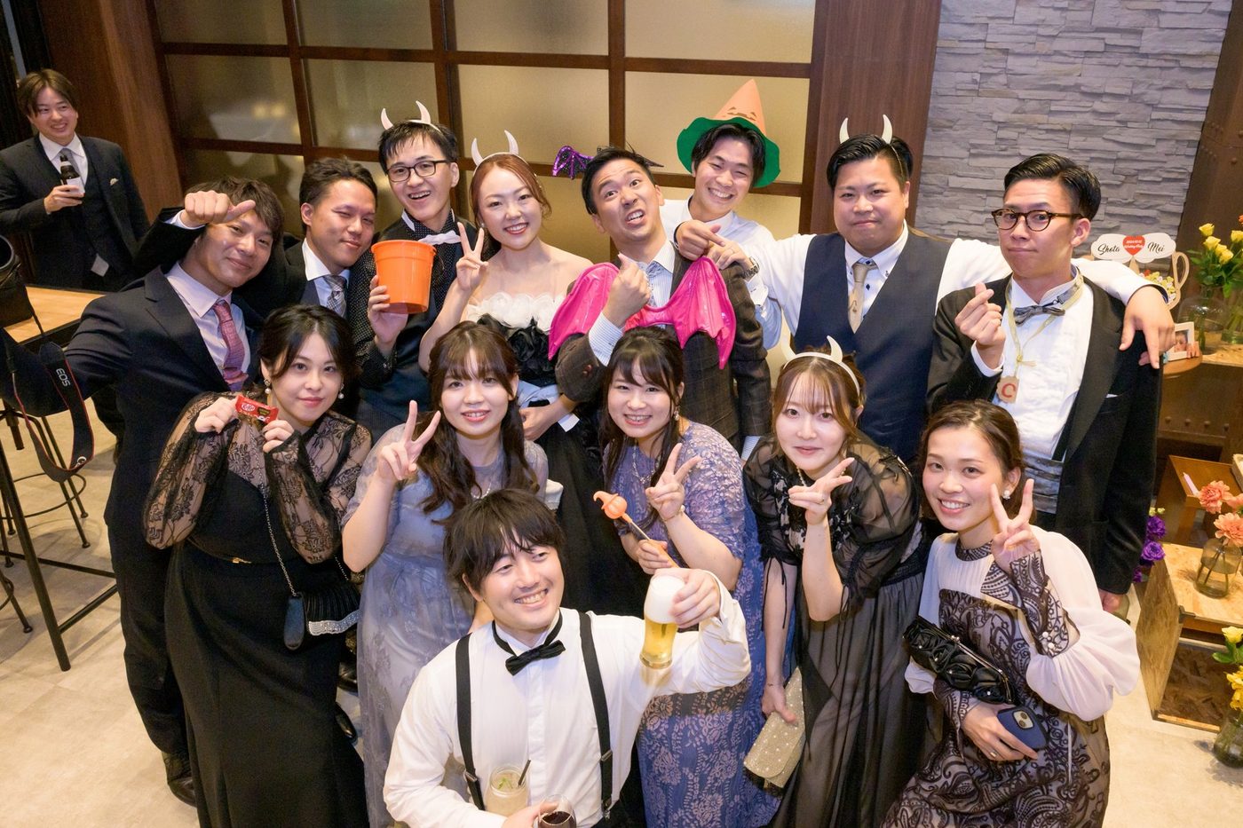 仮装を楽しむ新郎新婦とゲスト。ハロウィンの事例へ