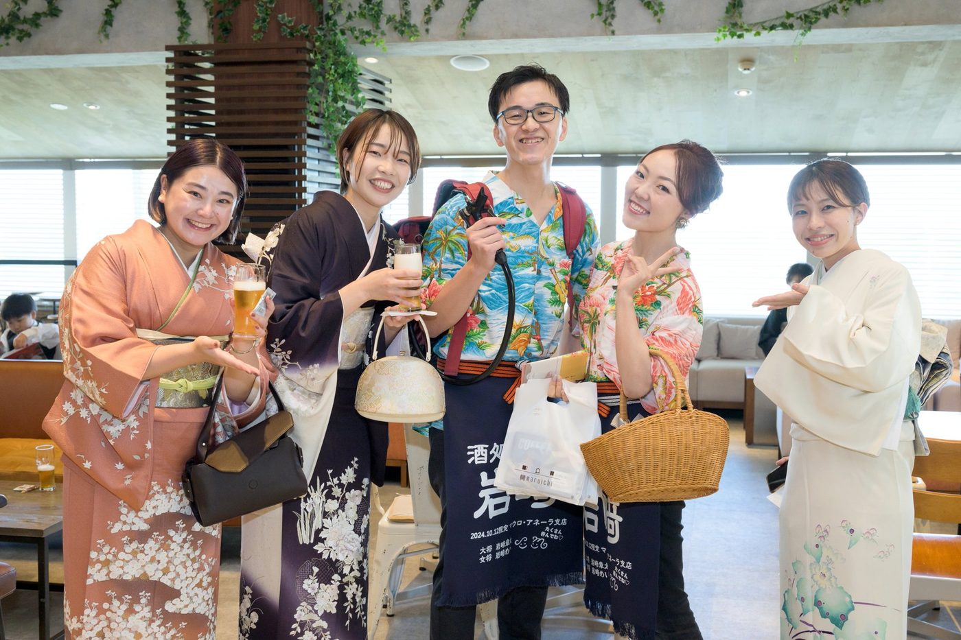 新郎新婦がドリンクを届ける写真を大きく見る